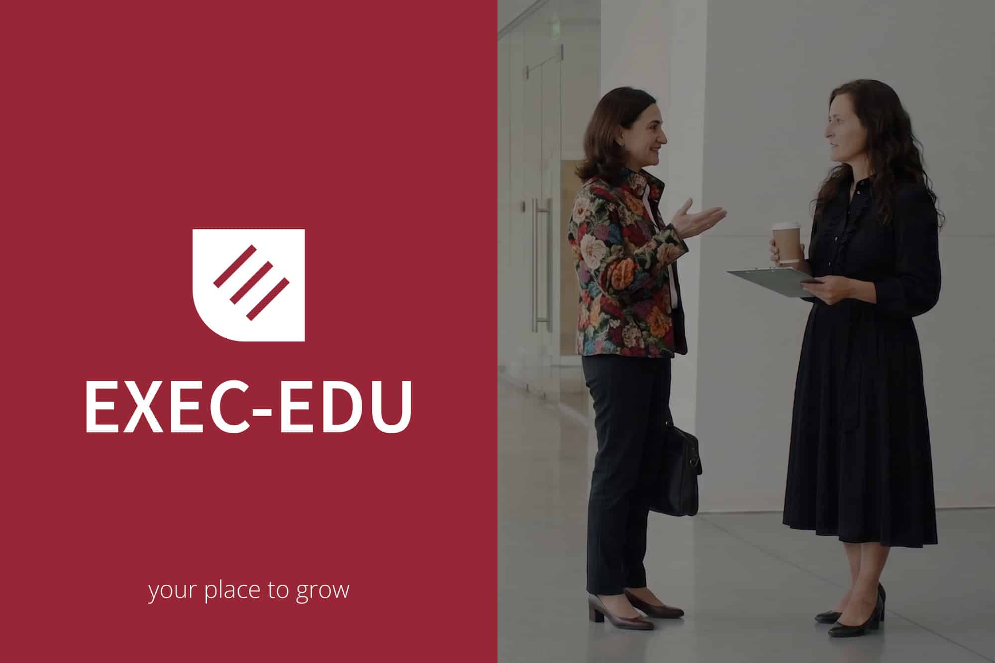 Despre branding și despre formarea continuă, interviu pentru EXEC-EDU Două femei discutând în holul unei clădiri moderne, cu cafea în mână.